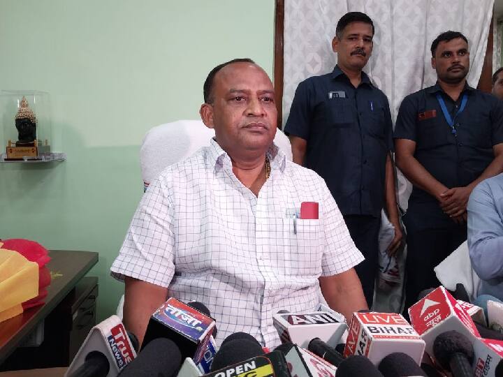 Bihar Politics: कृषि मंत्री का पदभार ग्रहण करते ही कुमार सर्वजीत ने सुधाकर सिंह पर किया वार, उनके कार्यभार पर उठाया सवाल Bihar New Agriculture Minister Takes Oath After The Resignation Of Sudhakar Singh ann Bihar Politics: कृषि मंत्री का पदभार ग्रहण करते ही कुमार सर्वजीत ने सुधाकर सिंह पर किया वार, उनके कार्यभार पर उठाया सवाल