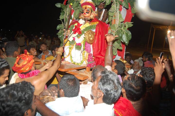 கடற்கரையில் அமைக்கபட்டிருந்த முதல் பந்தலில் மகிஷன் தலை வெட்டப்பட்டது