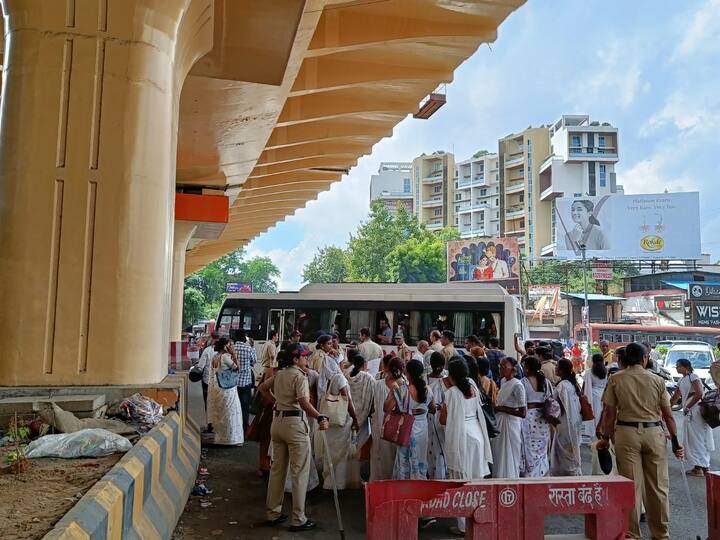बेझनबाग ते बडकस चौक परिसरातील प्रत्येक चौकात पोलिसांचा बंदोबस्त लावण्यात आला होता. तसेच एकत्र जमणाऱ्यांना ताब्यात घेण्याची कारवाई सुरु होती.