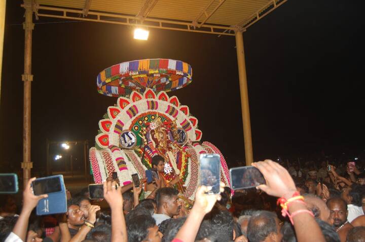 சூரசம்ஹாரத்தைக்காண 10 லட்சத்திற்கும் மேற்பட்ட பக்தர்கள் குவிந்தனர்.