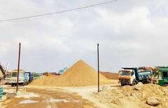 ਜ਼ਿਲ੍ਹੇ 'ਚ ਚੱਲੀ ਰੇਤੇ ਦੀ ਖੱਡ, ਕਿਸਾਨਾਂ ਤੇ ਮਜ਼ਦੂਰਾਂ ਨੇ ਲਾਇਆ ਧਰਨਾ, ਵਿਭਾਗ ਨੇ ਕੰਮ ਕੀਤਾ ਬੰਦ