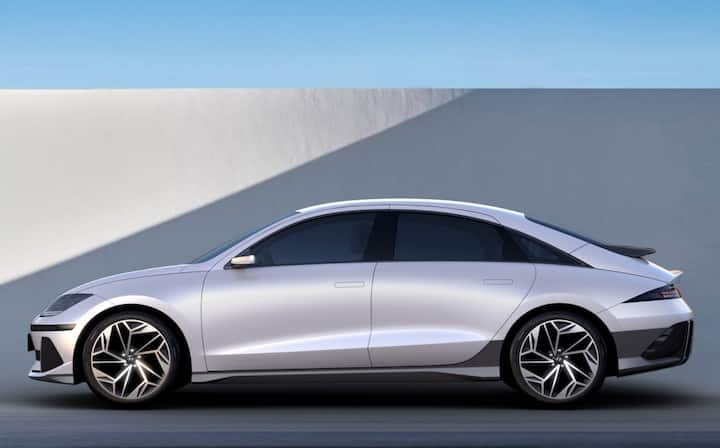 Hyundai Ioniq 6 EV- তে একটি লং রেঞ্জের ৭৭.৪ kWh ব্যাটারি রয়েছে। এর সঙ্গে রয়েছে দুটো ইলেকট্রিক মোটর। তার মধ্যে rear-wheel-drive (RWD) অথবা all-wheel-drive (AWD) কনফিগারেশন রয়েছে।