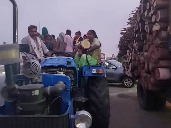 Hapur Uttar Pradesh Video of overloaded tractor trolley viral on social media accident ANN Hapur News: कानपुर जैसे हादसों से भी नहीं ले रहे सबक, गाइडलाइन की उड़ा रहे धज्जियां, वीडियो वायरल