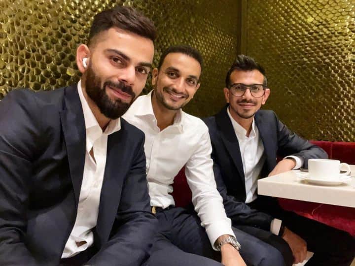 टीम इंडिया के खिलाड़ियों की फोटो बीसीसीआई ने ट्वीट की है. इसके साथ-साथ कुछ खिलाड़ियों ने अपने पर्सनल ट्विटर हैंडल से भी तस्वीरें शेयर की हैं. पूर्व कप्तान विराट कोहली, हर्षल पटेल और युजवेंद्र चहल एक फ्रेम में नजर आए. (फोटो - ट्विटर)