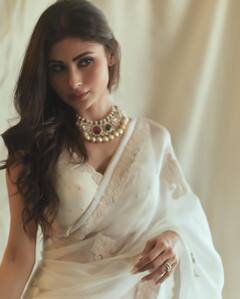 PHOTO: पांढऱ्या साडीतील मौनी रॉयच्या साधेपणाने वेधलं लक्ष, दिसतेय फारच सुंदर!