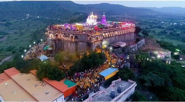 जेजुरी गड, जयाद्री डोंगरखोऱ्यातील पालखी सोहळा, मध्यरात्री होणारी देवभेट, भंडाऱ्याची उधळण, फटाक्यांची आतषबाजी, तलवारीची स्पर्धैा यामुळे जेजुरीचा दसरा मेळावा महाराष्ट्रासह परराज्यात प्रसिद्ध आहे.