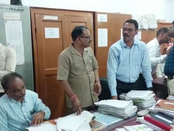 jabalpur lokayukta team arrested clerk taking bribe in  tehsil ANN Jabalpur News: पांच साल से लटका रखी थी जमीन के मुआवजे की फ़ाइल, अब रिश्वत लेते पकड़ा गया सरकारी ऑफिस का बाबू