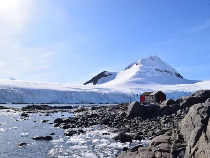 Four women head to Antarctica to run world most remote post office marathi news Antarctica :  जगातील सर्वात दुर्गम पोस्ट ऑफिस चालवतील 'या' चार महिला! वीज, शुद्ध पाणी आणि वाय-फायसारख्या सुविधांशिवाय राहणार