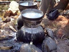 చీప్‌ లిక్కర్‌ కొరతతో గ్రామాల్లో గుప్పుమంటున్న గుడుంబా!