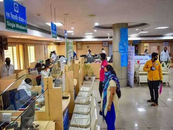 अगर आपने कई बैंक खाते खुलवा रखे हैं तो आपको मिनिमम बैलेंस चार्ज का पेमेंट सभी बैंक खातों में करना होता है जोकि आजकल काफी ज्यादा हो चुका है. कई बैंकों में मिनिमम बैलेंस 5000 रुपये से लेकर 10,000 रुपये तक होता है. अगर आप इससे कम बैलेंस रखते हैं तो पेनाल्टी लगातार हर महीने देनी पड़ती है. इसका काफी निगेटिव असर आपके सिबिल स्कोर पर पड़ता है.