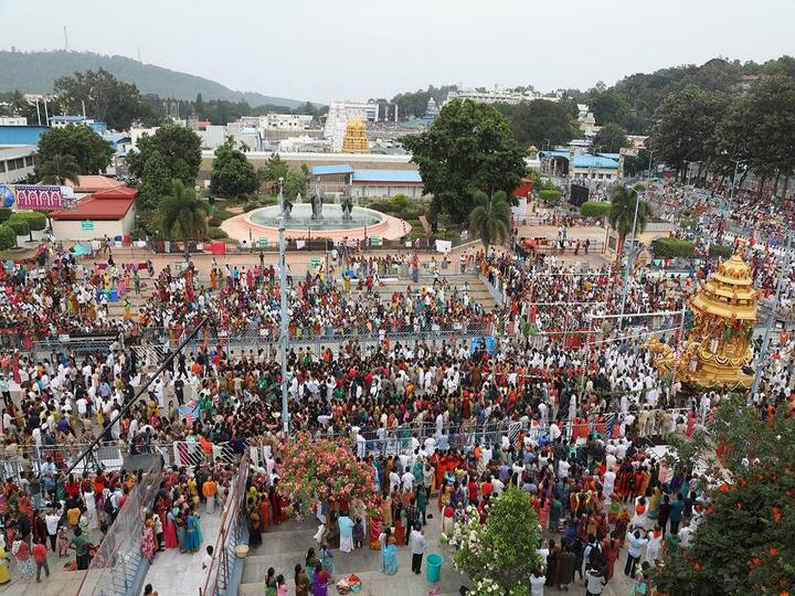 Tirumala Tirupati Saptagirulu Witnesses Heavy Pilgrim Rush Sarva Darshan Waiting Time 30 Hours Tirumala News: సప్తగిరులకు క్యూ కట్టిన భక్తజనం, సర్వదర్శనానికి 30 గంటల సమయం
