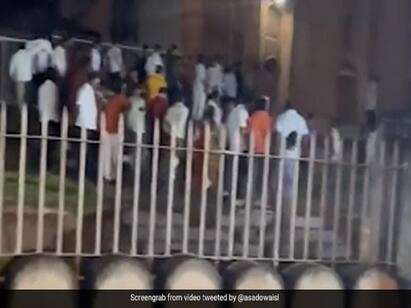 Mob Enters Heritage Madrasa In Karnataka On Dussehra Performs Puja பழமைவாய்ந்த மதரஸாவில் நுழைந்த கும்பல்...ஜெய் ஸ்ரீ ராம் கோஷம் எழுப்பி பூஜை செய்ததால் பரபரப்பு...