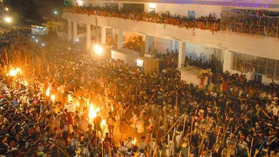 Kurnool Karrala Samaram: సంప్రదాయ కర్రల సమరంలో ఒకరు మృతి