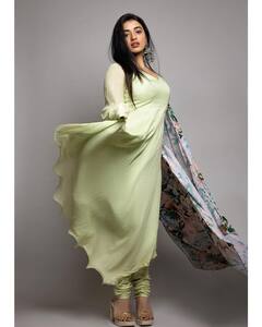 Ketika Sharma: కేతికా శర్మ ట్రెండీ గెటప్ - పిక్స్ చూశారా?