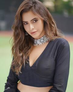 Aamna Sharif Pics: वेस्टर्न ड्रेस छोड़ ब्लैक लहंगा पहन आमना शरीफ ने ढाया कहर, कजरारी आंखों से फैंस पर गिराईं बिजलियां