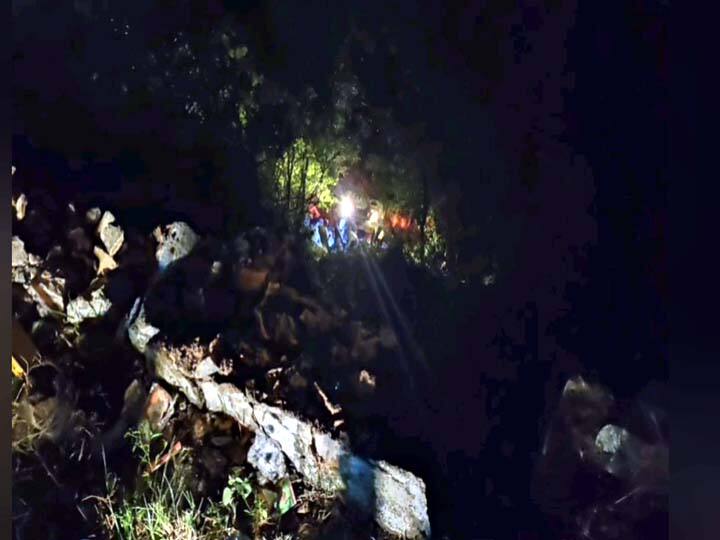 Dindigul: One person was killed and 7 others were seriously injured when the van overturned in a 200-foot ravine. கொடைக்கானலில் 200 அடி பள்ளத்தில் வேன் கவிழ்ந்து விபத்து - ஒருவர் பலி,  7 பேர் படுகாயம்