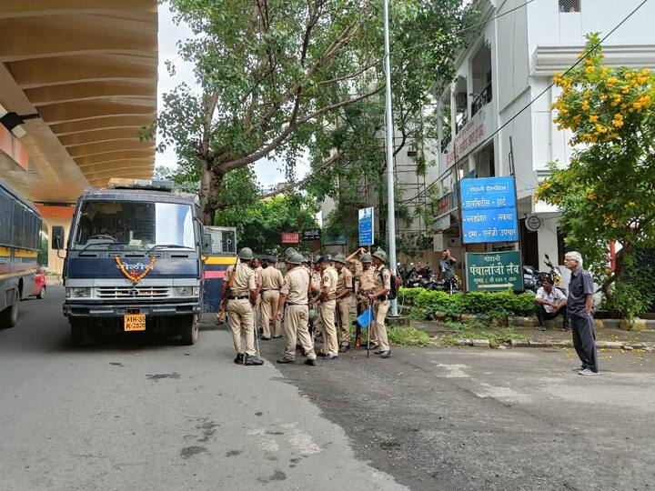 बेझनबाग ते बडकस चौकापर्यंत जाणाऱ्या प्रत्येक चौकात पोलिसांचा तगडा बंदोबस्त होता. त्यामुळे आंदोलकांना मार्गातच पोलिसांकडून अडवून खासगी बसच्या माध्यमातून ताब्यात घेण्यात येत होते.