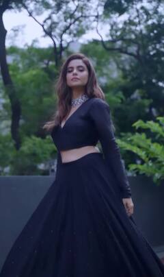 Aamna Sharif Pics: वेस्टर्न ड्रेस छोड़ ब्लैक लहंगा पहन आमना शरीफ ने ढाया कहर, कजरारी आंखों से फैंस पर गिराईं बिजलियां