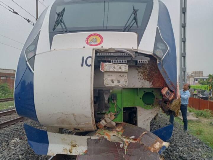 Vande Bharat Express running between Mumbai To Gandhinagar met with Accident Vande Bharat Express: मुंबई से गांधीनगर के बीच चलने वाली वंदे भारत का हुआ एक्सीडेंट, इंजन का अगला हिस्सा हुआ क्षतिग्रस्त