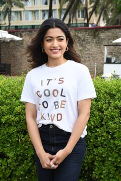 Rashmika mandana: మల్లె పువ్వులా నవ్వుతున్న కన్నడ సోయగం