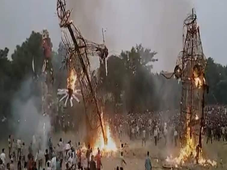 Haryana: dasara festival 80 feet Ravana effigy falls at people - watch video Burning Ravana Effigy Video:  ராவண வதம் நிகழ்வில் விபரீதம்.. மக்கள் மீது விழுந்த 80 அடி உருவபொம்மை.. வெளியான அதிர்ச்சி வீடியோ!