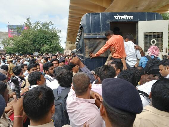 फोटो: 'भारत मुक्ति मोर्चा' के प्रदर्शनकारियों को गिरफ्तार करने के लिए निजी बस का इस्तेमाल