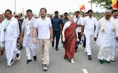 भारत जोड़ो यात्रा: 29वें दिन यात्रा में शामिल हुईं सोनिया गांधी, राहुल ने बांधे मां के जूतों के फीते, देखें Pics