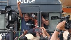 PHOTO : 'भारत मुक्ती मोर्चा'च्या आंदोलकांना ताब्यात घेण्यासाठी खासगी बसचा वापर