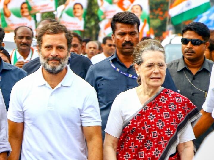 कांग्रेस अध्यक्ष सोनिया गांधी गुरुवार (6 अक्टूबर) को कर्नाटक के मांड्या में 'भारत जोड़ो यात्रा' में शामिल हुईं.