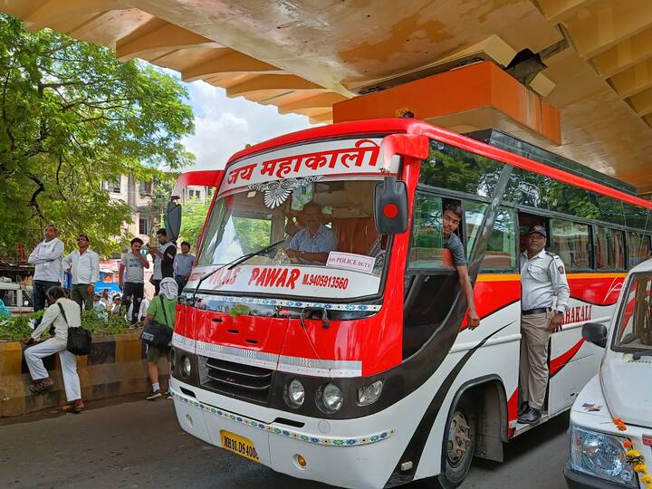 आंदोलकांना ताब्यात घेताना पोलीस वाहनही कमी पडत असल्याने वेळेवर पोलिसांना खासगी बसची व्यवस्था पोलीस विभागाचा स्टिकर लावून करावी लागली.