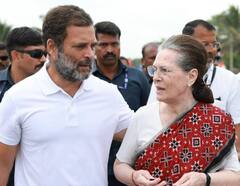 भारत जोड़ो यात्रा: 29वें दिन यात्रा में शामिल हुईं सोनिया गांधी, राहुल ने बांधे मां के जूतों के फीते, देखें Pics