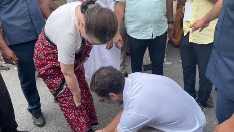 Rahul Gandhi ties mother Sonia’s shoelaces during Bharat Jodo Yatra பாரத் ஜோடோ யாத்திரை: வைரலான எமோஷன்.. வைரலான காந்தி குடும்ப புகைப்படம்..