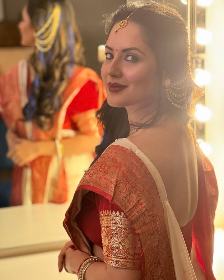 टीवी एक्ट्रेस पूजा बनर्जी (Puja Banerjee) सोशल मीडिया पर काफी एक्टिव रहती हैं और अपनी निजी जिंदगी की झलकियां शेयर करती रहती हैं.