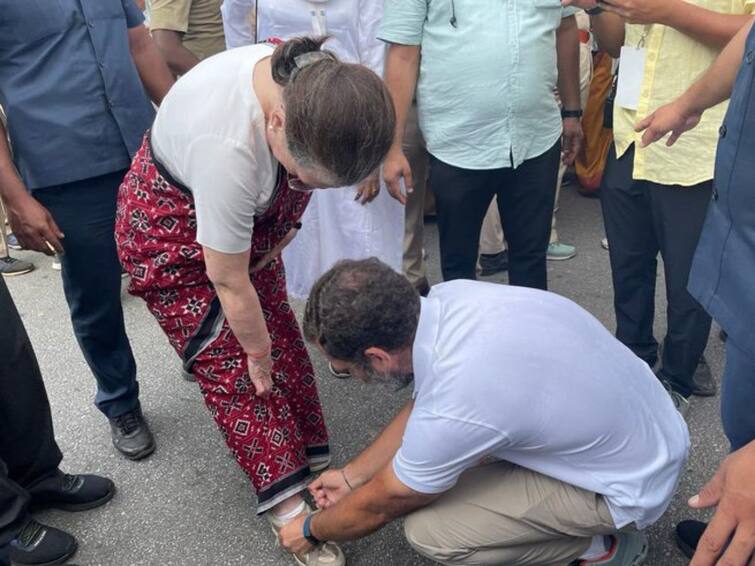 Congress MP Rahul Gandhi ties mother Sonia Gandhi's shoelace during Bharat Jodo Yatra video goes viral Viral Video: অসুস্থতা কাটিয়ে পদযাত্রায় সনিয়া, জুতোর ফিতে বেঁধে দিলেন রাহুল, ভাইরাল মা-ছেলের স্নেহঘন মুহূর্ত