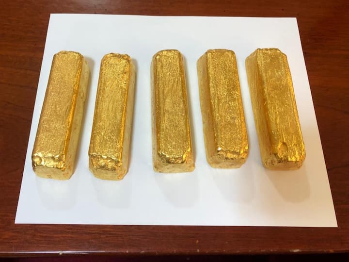 Shamshabad International Airport three arrested carrying 7 kgs gold illegally Shamshabad Gold Seize : శంషాబాద్ ఎయిర్ పోర్టులో 7 కిలోల గోల్డ్ సీజ్, ముగ్గురు అరెస్ట్!
