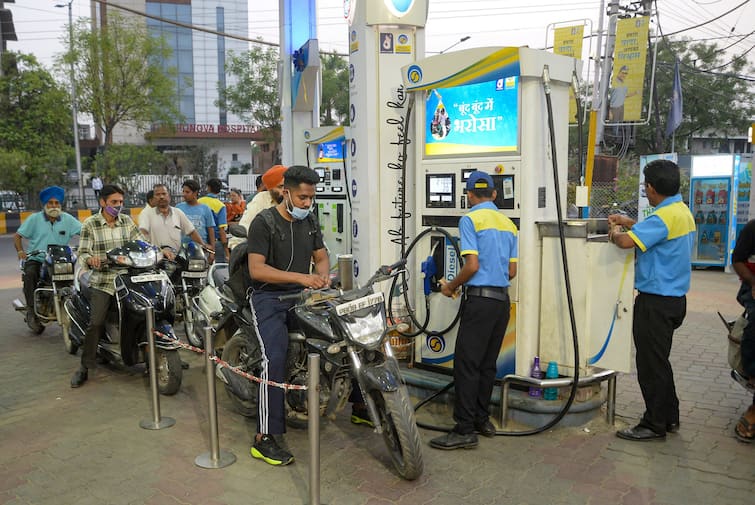 Petrol Diesel Price in 27 November 2022 check latest rate with citiwise full list marathi news Petrol Diesel Price Today: तेल कंपन्यांकडून पेट्रोल-डिझेलचे नवे दर जाहीर; देशातील महानगरांमध्ये एक लिटर पेट्रोलची किंमत काय?