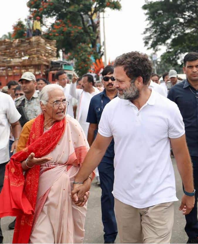 भारत जोडो यात्रेदरम्यान आणि पक्षाच्या नवीन अध्यक्षाची निवड होण्यापूर्वी सोनिया गांधी कर्नाटकच्या दौऱ्यावर आहेत. 5 ऑक्टोबर रोजी त्यांनी बेगूर गावातील प्रसिद्ध भीमन्नाकोल्ली मंदिरात देशभरात दसऱ्याच्या निमित्तानं प्रार्थना केली. काँग्रेस अध्यक्षपदाचे उमेदवार मल्लिकार्जुन खर्गे हेही आज पदयात्रेत दिसणार आहेत.