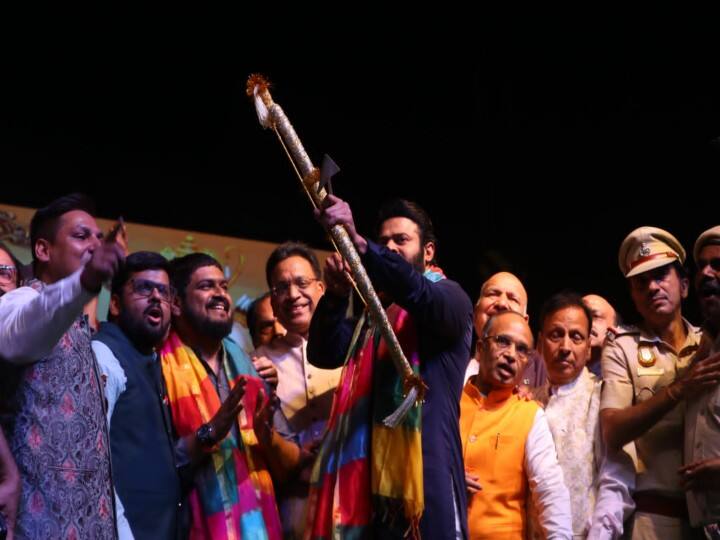 Actor Prabhas performed Ravan Dahan at Luv Kush Ramleela held in Red Fort Ground in Delhi ann Delhi News: लव कुश रामलीला में एक्टर प्रभास ने किया रावण दहन, बाहुबली की एक झलक पाने को बेताब दिखे लोग