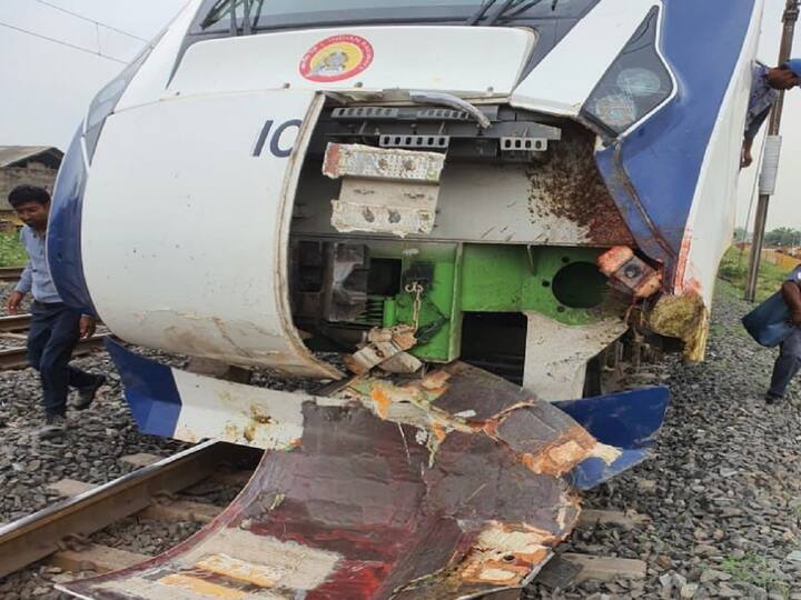 यात एक्सप्रेसचा पुढचा भाग अक्षरश: तुटून पडला आहे.