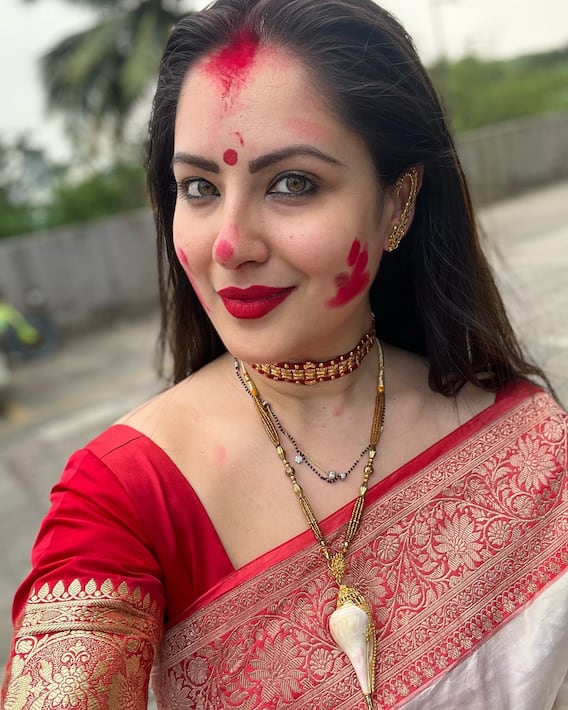 Puja Banerjee Pics: शादी के बाद टीवी की पार्वती ने पहली बार खेला सिंदूर, बंगाली लुक में जीता फैंस का दिल