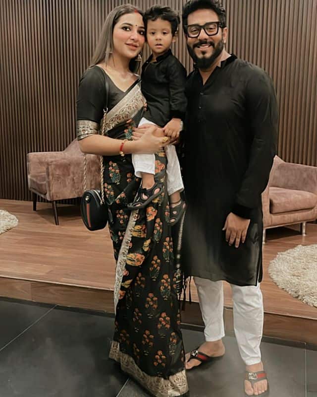 এখন তাঁর জীবন জুড়ে কাজ ও পরিবার। তৃণমূলের নেতা ও পরিচালক রাজ চক্রবর্তীর সোশ্যাল মিডিয়ায় চোখ রাখলেই দেখা যায় ফ্রেমবন্দি পারিবারিক মুহূর্ত।