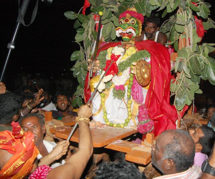 இரண்டாம் பந்தலில் உள்ள சிம்மத் தலை வெட்டப்பட்டது