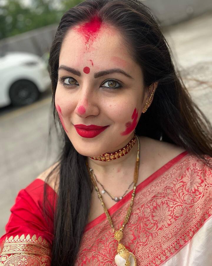 उन्होंने गोरेगांव के एक काली मंदिर में अपनी पारंपरिक शादी के बाद पहली बार सिंदूर खेला. उन्होंने इंटरव्यू में बताया कि, भले ही उनकी शादी साल 2020 में कोर्ट मैरिज हो गई थी, लेकिन परंपरा के मुताबिक उन्होंने 2021 में शादी की थी.