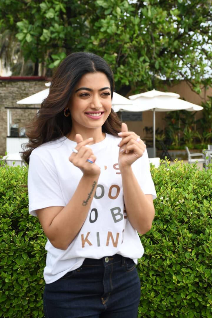 ఈ సినిమాలో కట్టుబాట్లు, ఆచారాలు అనుసరించే తండ్రిగా అమితాబ్ బచ్చన్ కనిపిస్తారు.
