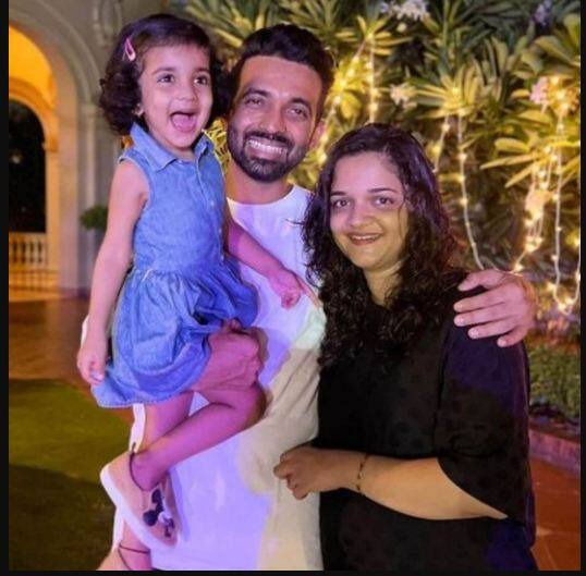 Ajinkya Rahane became Father for Second Time: ਭਾਰਤੀ ਬੱਲੇਬਾਜ਼ ਅਜਿੰਕਿਆ ਰਹਾਣੇ ਦੂਜੀ ਵਾਰ ਪਿਤਾ ਬਣ ਗਏ ਹਨ। ਉਨ੍ਹਾਂ ਦੀ 3 ਸਾਲ ਦੀ ਬੇਟੀ ਆਰੀਆ ਨੂੰ ਵਿਜੇਦਸ਼ਮੀ 'ਤੇ ਛੋਟਾ ਭਰਾ ਮਿਲਿਆ ਹੈ। ਅਜਿੰਕਯ ਰਹਾਣੇ ਦੇ ਘਰ ਦੁਸਹਿਰੇ ਵਾਲੇ ਦਿਨ ਖੁਸ਼ਖਬਰੀ ਆਈ ਹੈ। ਮਹਾਨ ਭਾਰਤੀ ਕ੍ਰਿਕਟਰ ਦੂਜੀ ਵਾਰ ਪਿਤਾ ਬਣੇ ਹਨ। ਰਹਾਣੇ ਨੇ ਖੁਦ ਸੋਸ਼ਲ ਮੀਡੀਆ ਰਾਹੀਂ ਇਹ ਖੁਸ਼ਖਬਰੀ ਦਿੱਤੀ ਹੈ। ਰਹਾਣੇ ਨੇ ਦੱਸਿਆ ਕਿ ਪਤਨੀ ਰਾਧਿਕਾ ਨੇ ਸਿਹਤਮੰਦ ਬੇਟੇ ਨੂੰ ਜਨਮ ਦਿੱਤਾ ਹੈ। ਮਾਂ ਅਤੇ ਬੱਚਾ ਦੋਵੇਂ ਪੂਰੀ ਤਰ੍ਹਾਂ ਤੰਦਰੁਸਤ ਹਨ। ਸੋਸ਼ਲ ਮੀਡੀਆ 'ਤੇ ਪ੍ਰਸ਼ੰਸਕ ਲਗਾਤਾਰ ਉਨ੍ਹਾਂ ਨੂੰ ਵਧਾਈ ਦੇ ਰਹੇ ਹਨ।