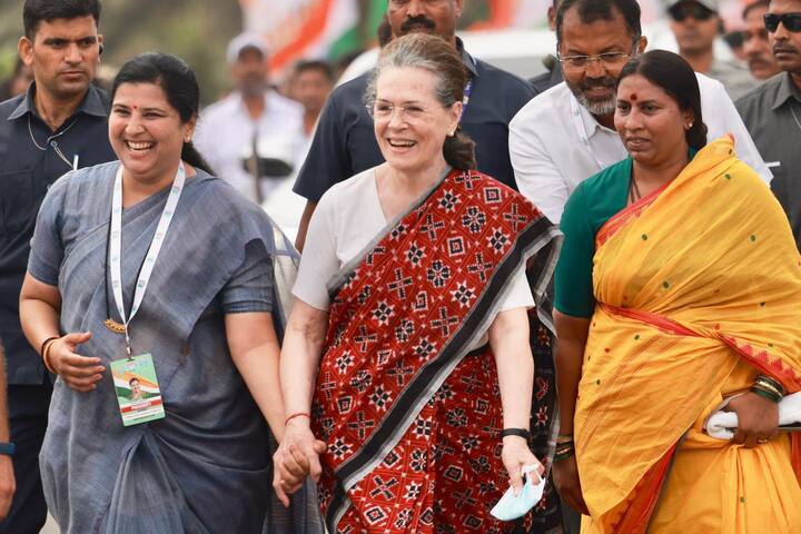 सोनिया गांधी बऱ्याच दिवसांनंतर एखाद्या सार्वजनिक कार्यक्रमात सहभागी झाल्या आहेत. प्रकृती अस्वास्थामुळे गेल्या काही दिवसांपासून त्या सार्वजनिक कार्यक्रमांपासून दूर होत्या.