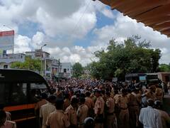 PHOTO : 'भारत मुक्ती मोर्चा'च्या आंदोलकांना ताब्यात घेण्यासाठी खासगी बसचा वापर