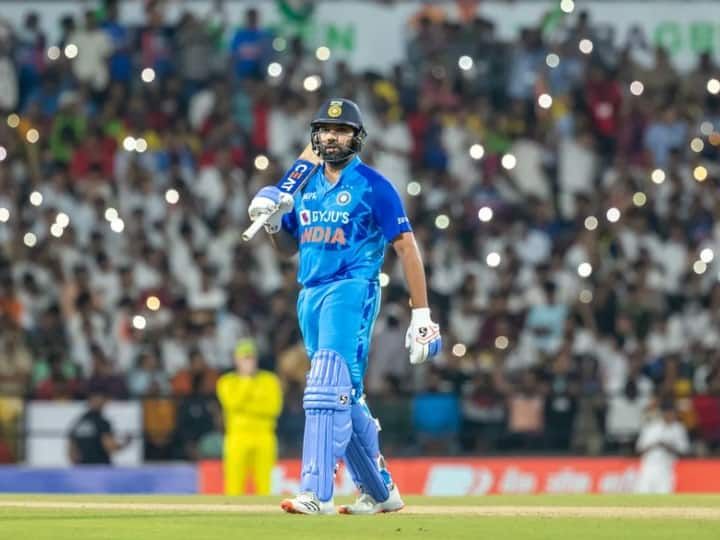 Rohit Sharma won the hearts of the female fan at the airport before going for T20 World Cup T20 World Cup 2022: ऑस्ट्रेलिया जाने से पहले रोहित शर्मा ने जीता फैंस का दिल, वीडियो वायरल