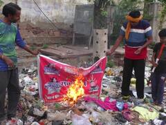 भरतपुर में दशहरे पर हुआ अनोखा दहन, कचरे के ढेर पर जनप्रतिनिधियों के जलाए पोस्टर