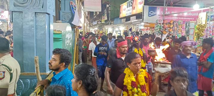 அக்னி சட்டி ஏந்திய படி கோவிலில் வளம் வரும் பக்தர்கள்.